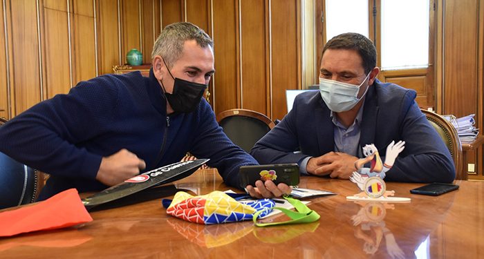 Martínez Chana recibe al piragüista Alberto Lumbreras después de ser subcampeón del mundo de maratón en Rumanía