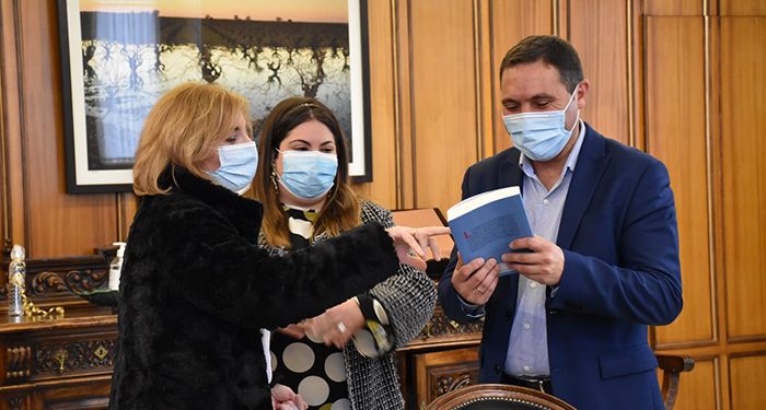 Martínez Chana señala que es “un orgullo” tener en la provincia finalistas del Premio Planeta como Ana Isabel Fernández 1 Martínez Chana señala que es “un orgullo” tener en la provincia finalistas del Premio Planeta como Ana Isabel Fernández