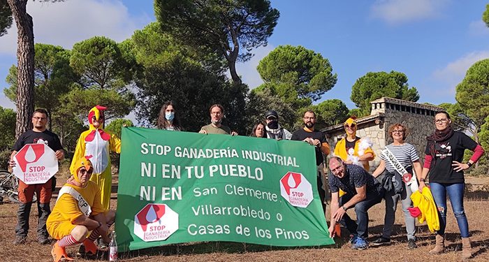 Más de 40.000 personas firman la petición contra la instalación de una macrogranja de gallinas entre los municipios de San Clemente, Villarrobledo y Casas de los Pinos
