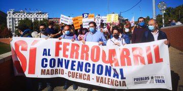 Más de 50 optenses defendieron el ferrocarril en Madrid