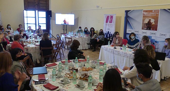 Más de cuarenta mujeres asisten al encuentro ‘Mujer y empresa en el entorno rural’ impulsado por AMEP