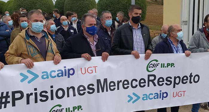 Multitudinaria concentración en el centro penitenciario de Cuenca para denunciar la falta de seguridad y condenar la agresión al funcionario