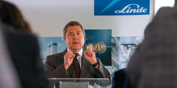 Page confía en que la Agencia Europea del Medicamento apruebe la tercera dosis para mayores de 65 como ya propuso Castilla-La Mancha