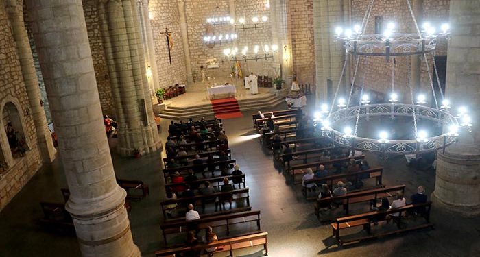 Pareja celebra el Día de la Hispanidad