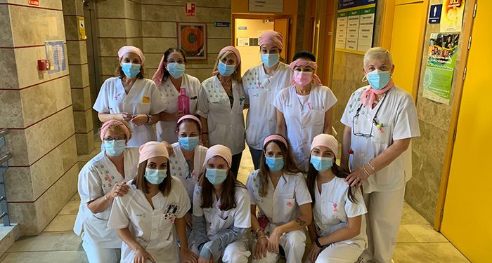 Profesionales del Centro de Salud de Azuqueca de Henares conciencian a las mujeres sobre el cáncer de mama 1 Profesionales del Centro de Salud de Azuqueca de Henares conciencian a las mujeres sobre el cáncer de mama