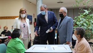 Robles agradece “el trabajo, tesón y esfuerzo de las personas mayores, que son un ejemplo para la sociedad”