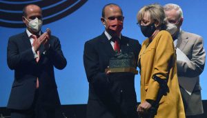 Siglo Futuro otorga el premio “Valores humanos y culturales” a Elena Guijarro, decana de COACM