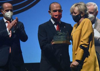 Siglo Futuro otorga el premio “Valores humanos y culturales” a Elena Guijarro, decana de COACM