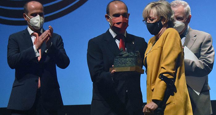 Siglo Futuro otorga el premio “Valores humanos y culturales” a Elena Guijarro, decana de COACM