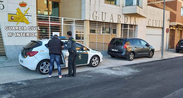 Sorprendidos ofreciendo droga a un menor en Sigüenza: La Guardia Civil ha detenido a dos personas 1 Sorprendidos ofreciendo droga a un menor en Sigüenza La Guardia Civil ha detenido a dos personas