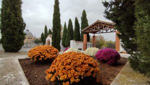 Tareas de embellecimiento en el cementerio municipal de Cabanillas y horario especial