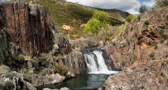 Trasladada una excursionista que sufrió un desvanecimiento cuando realizaba la ruta de los Pozos del Aljibe en Campillo de Ranas