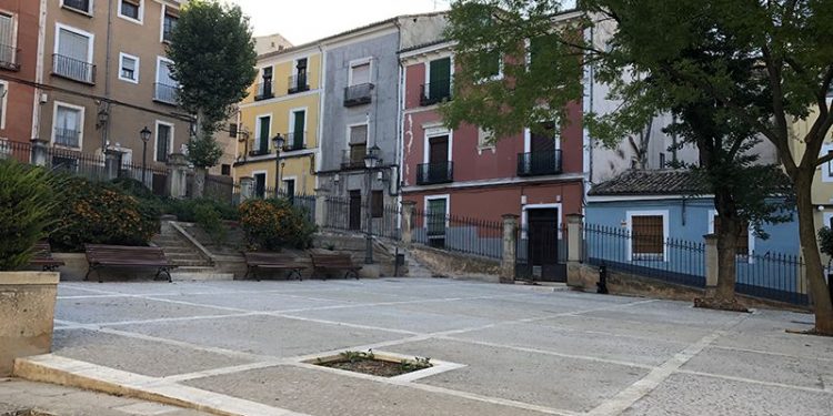 Un artefacto de la Guerra Civil de Brihuega acaba en la Plaza del Jardinillo de Cuenca...., por unos escombros