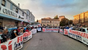 Un centenar de personas se concentra en Cuenca en defensa del tren convencional