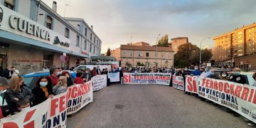 Un centenar de personas se concentra en Cuenca en defensa del tren convencional