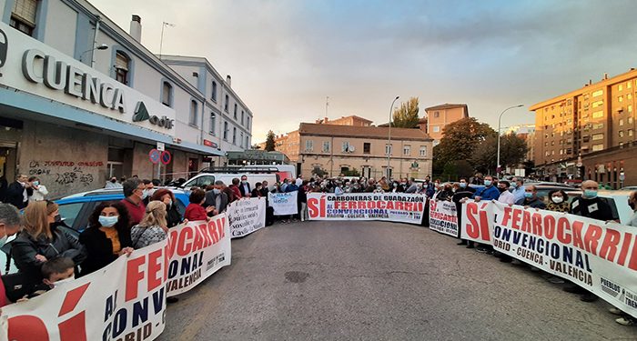 Un centenar de personas se concentra en Cuenca en defensa del tren convencional
