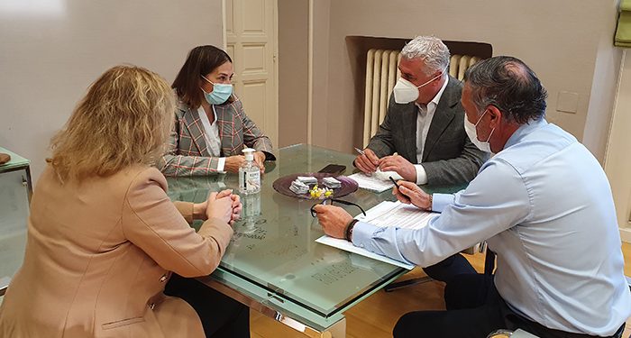 Vega estudia con la directora territorial de Telefónica la extensión de la fibra óptica en Guadalajara