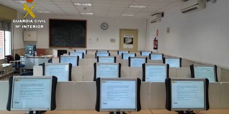 La Guardia Civil de Guadalajara sorprende a dos personas utilizando medios técnicos para superar el examen de conducir