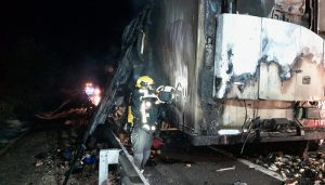 Cortado un carril de la A-3 sentido Madrid por el incendio de un camión frigorífico que transporta aceite vegetal