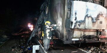 Cortado un carril de la A-3 sentido Madrid por el incendio de un camión frigorífico que transporta aceite vegetal