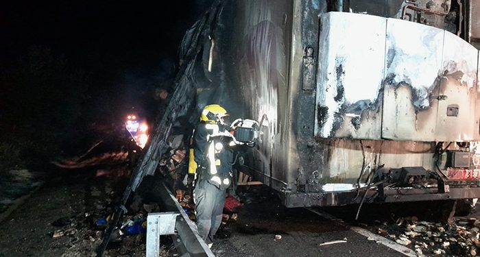 Cortado un carril de la A-3 sentido Madrid por el incendio de un camión frigorífico que transporta aceite vegetal
