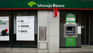 CSIF se concentra contra el despido de más de 47 empleados de Cuenca y seis de Guadalajara de Unicaja Banco