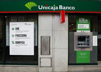 CSIF se concentra contra el despido de más de 47 empleados de Cuenca y seis de Guadalajara de Unicaja Banco