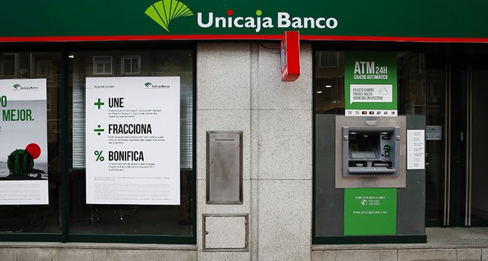 CSIF se concentra contra el despido de más de 47 empleados de Cuenca y seis de Guadalajara de Unicaja Banco