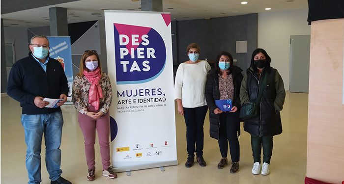 El auditorio municipal Santa Lucia de Quintanar del Rey acoge la muestra ´Despiertas. Mujeres, Arte e Identidad´ hasta el 26 de noviembre