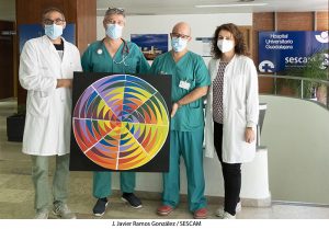 El Aula Hospitalaria de Guadalajara retoma su proyecto ‘Museo de la Pecera’ con la entrega a la UCI de un cuadro elaborado por niños y niñas ingresados en Pediatría