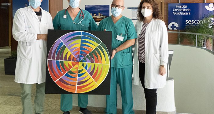 El Aula Hospitalaria de Guadalajara retoma su proyecto ‘Museo de la Pecera’ con la entrega a la UCI de un cuadro elaborado por niños y niñas ingresados en Pediatría