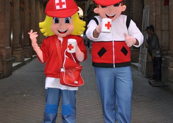 El Día de la Banderita anima las calles de Cuenca con música y dos muñecos “cabezones”