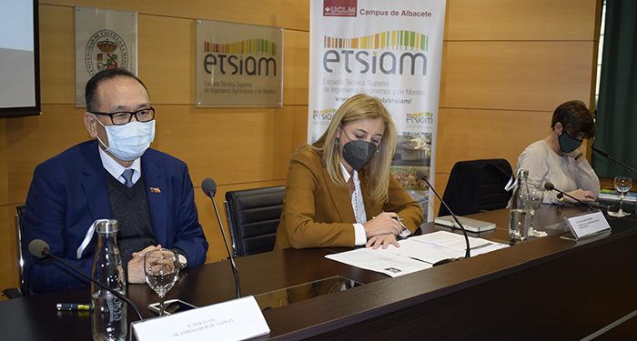 El embajador de Taiwán en España ofrece una visión de su país en la UCLM