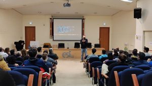 El hacker Antonio Ramos defiende en la UCLM la necesidad de contar con una asignatura sobre seguridad digital