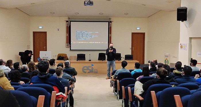 El hacker Antonio Ramos defiende en la UCLM la necesidad de contar con una asignatura sobre seguridad digital