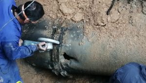 El Servicio Municipal de Aguas de Cuenca acomete la reparación de una tubería de suministro de agua potable en el Paseo del Huécar