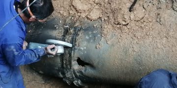 El Servicio Municipal de Aguas de Cuenca acomete la reparación de una tubería de suministro de agua potable en el Paseo del Huécar