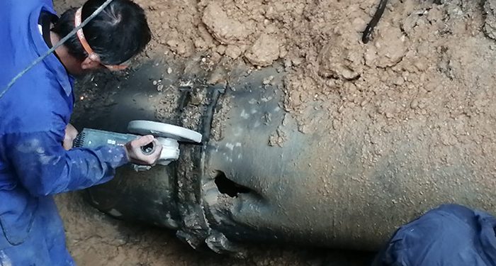 El Servicio Municipal de Aguas de Cuenca acomete la reparación de una tubería de suministro de agua potable en el Paseo del Huécar