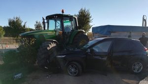 Espectacular accidente entre un tractor y un tractor entre Motilla y Olmedilla de Alarcón