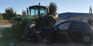 Espectacular accidente entre un tractor y un tractor entre Motilla y Olmedilla de Alarcón