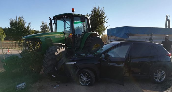 Espectacular accidente entre un tractor y un tractor entre Motilla y Olmedilla de Alarcón