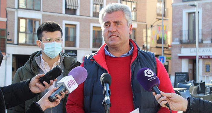 Esteban pide a la Junta una solución definitiva a los ganaderos de Guadalajara que sufren continuos ataques del lobo