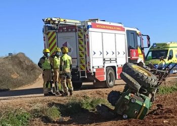 Fallece un hombre de 80 años al volcar el tractor que conducía en El Acebrón
