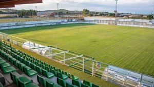Fallece un trabajador y otro resulta herido al caer la grúa en la que operaban en el campo de fútbol de Marchamalo