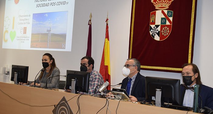 Jóvenes y mayores son más vulnerables ante la pandemia por COVID-19, y la familia es el primer factor clave en la felicidad de los españoles