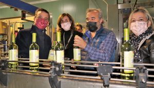 La bodega que más vino ecológico embotella de la región está en Cuenca.... Y hoy la ha visitado el consejero de Agricultura
