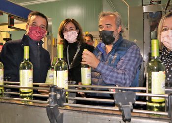 La bodega que más vino ecológico embotella de la región está en Cuenca.... Y hoy la ha visitado el consejero de Agricultura