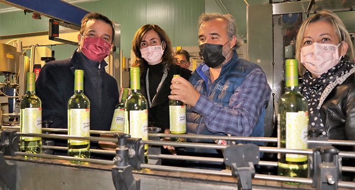La bodega que más vino ecológico embotella de la región está en Cuenca.... Y hoy la ha visitado el consejero de Agricultura