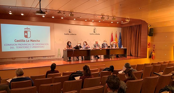 La Comisión de Urbanismo de Guadalajara da mucho de sí Habrá luz en el polígono ST-31 de Cabanillas, Valdeaveruelo tendrá su primer desarrollo logístico, en Horche una residencia canina...