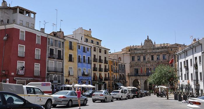 la racal llama a cuidar la estetitca de la plaza y la senaletica de la cuenca historica